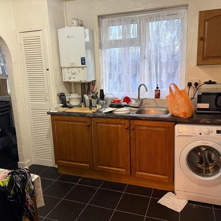 1 bedroom in a house share to rent - Photo 1