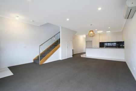 Stunning Double Story Townhouse - Photo 4