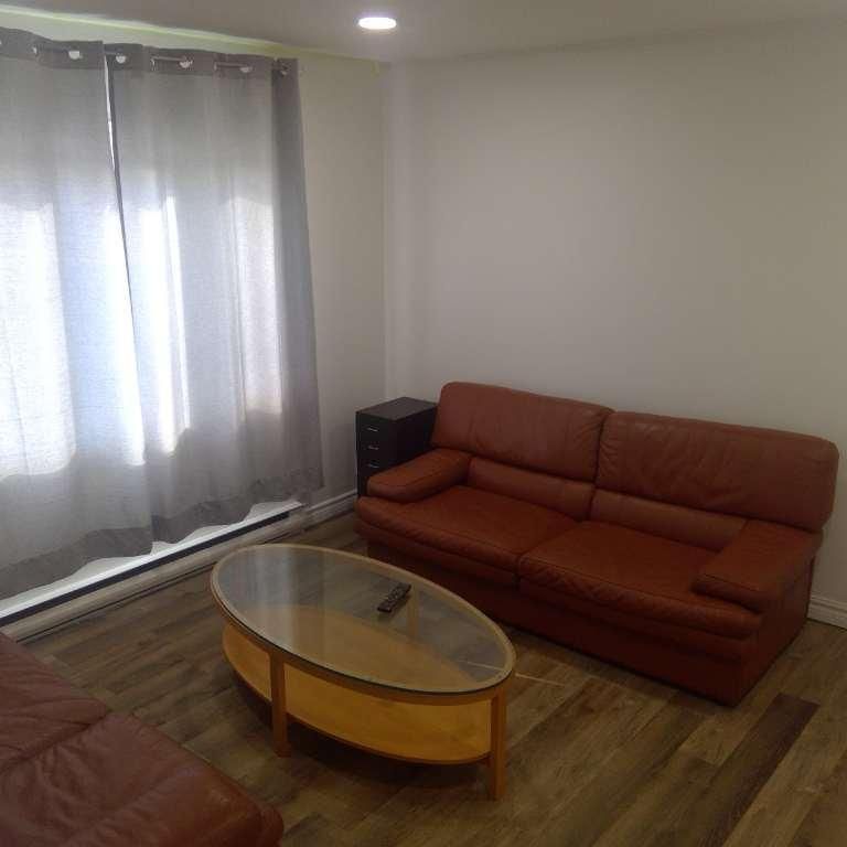 🏡 Magnifique 4½ rénové et meublé à louer – Montréal-Est, à deux pas du fleuve 📍 : 53A avenue Dubé, Montréal-Est (QC) H1B 4W8 💰 Loyer : 2 000 - Photo 1