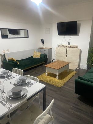 Room in a Shared House, Chester Road, M32 - Photo 1