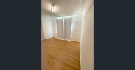 3 General size bedroom family home in a quiet street. - Photo 3