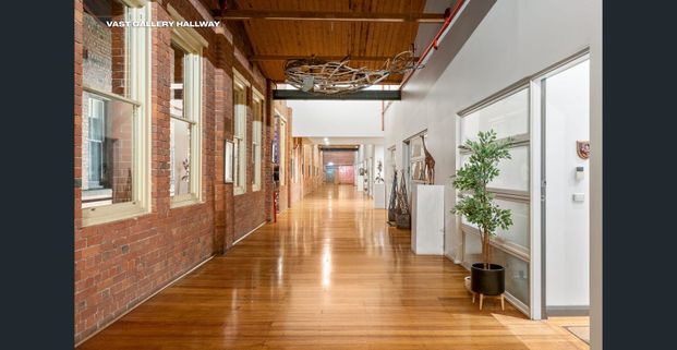 Warehouse conversion with spectacular rooftop terrace - Photo 1