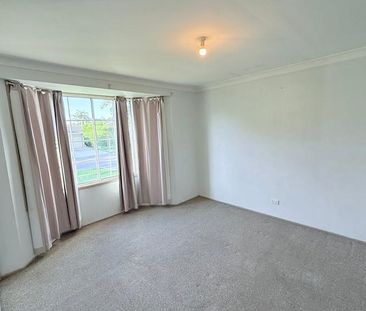 FAMILY HOME, IDEAL LOCATION, QUIET CUL-DE-SAC LIVNG - Photo 2