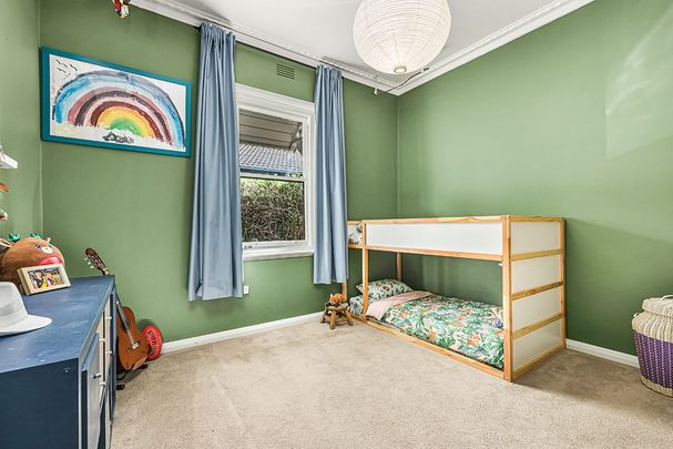 Stylish Family Bungalow In Prime Location - Option for 6 OR 12 Month Lease - Photo 1