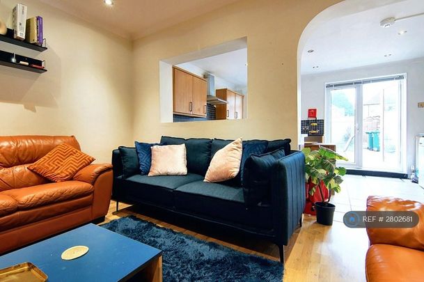 5 bedroom semi-detached house to rent - Photo 1