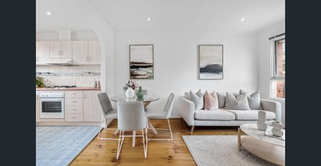 LIGHT FILLED VILLA LIVING - Photo 2