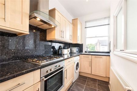 A spacious two bedroom first floor apartment located just off St. John's Hill. - Photo 4