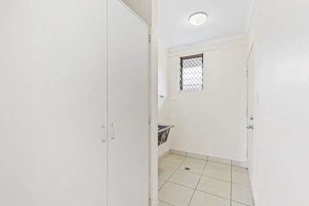 SPACIOUS HOME WITH LARGE FENCED YARD – CONVENIENT LOCATION! - Photo 4