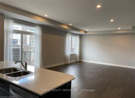 Townhouse For Lease | X8119358 - Photo 2