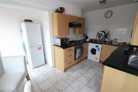 4 bedroom flat share to rent - Photo 2