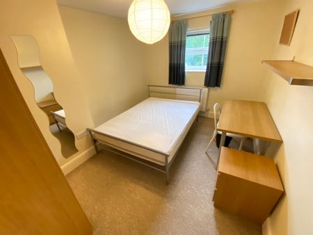 6 Bed Student Accommodation - Photo 2