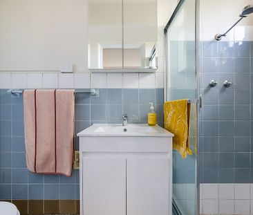 Generous one-bedder in a convenient location - Photo 3