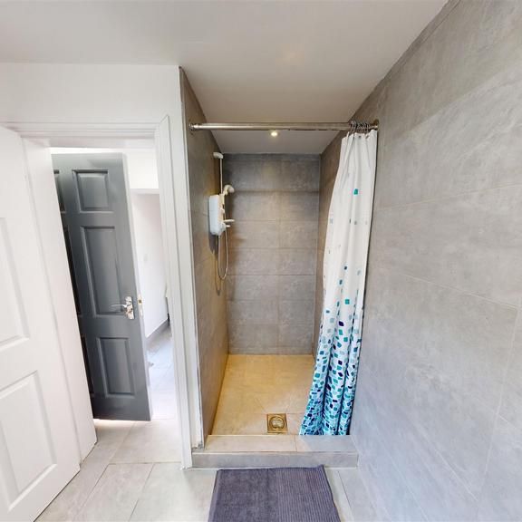 5 bedroom private hall to rent - Photo 1