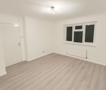 3 Bed Semi-Detached House, Waterhall Close, E17 - Photo 4