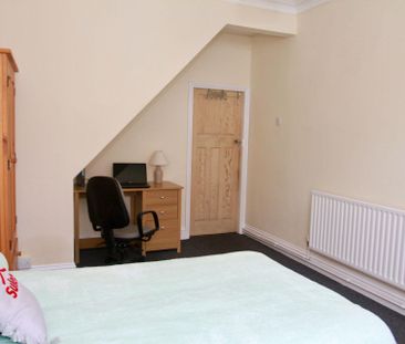 St Leonards Road (3 bed) - Photo 3
