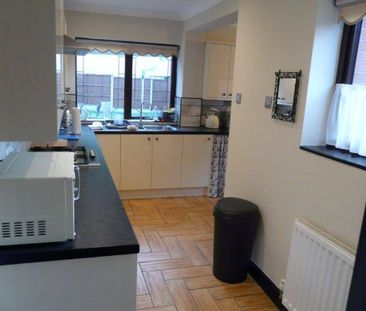 4 bedroom semi-detached house to rent - Photo 3