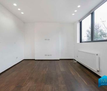 Colney Hatch Lane, London, N10 - Photo 2