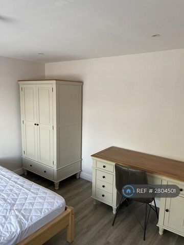 1 bedroom in a house share to rent - Photo 2