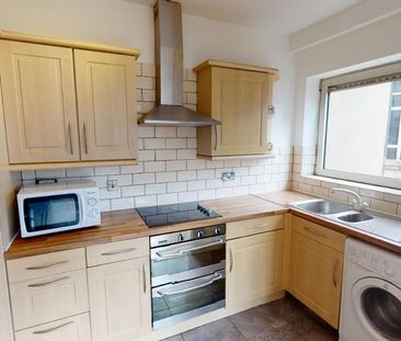 3 bedroom flat to rent - Photo 4