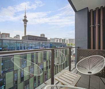 Step out to Victoria Park and the Viaduct. - Photo 3