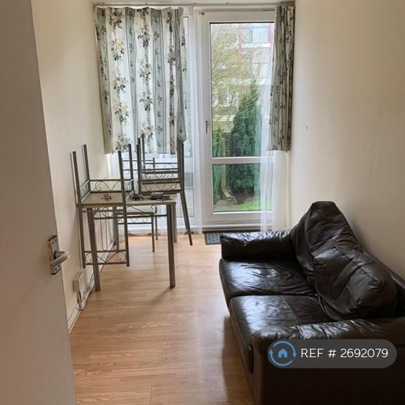 1 bedroom in a flat share to rent - Photo 1