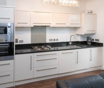 2 Bed Flat, St John's Hill, SW11 - Photo 1