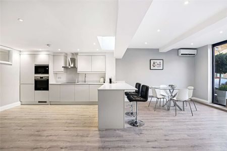 A recently refurbished large studio apartment. - Photo 3