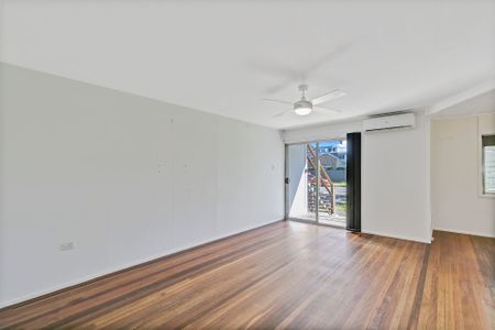 Cute 2 Bedroom Duplex in Convenient Location - Photo 2