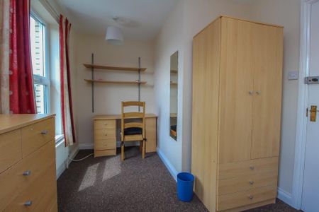 4 bedroom end of terrace house to rent - Photo 3