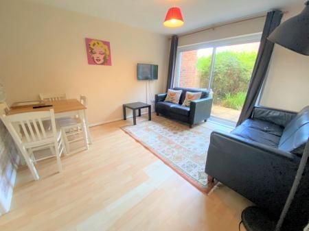4 Bedroom Student Home - 3 Teddington Close - Photo 2