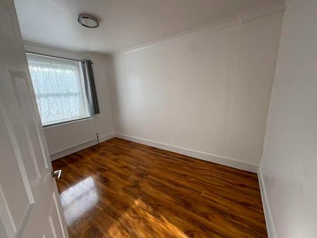 3 Bed Terraced House, Gresham Road, E16 - Photo 5