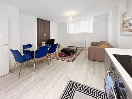 Avebury Boulevard - Photo 2