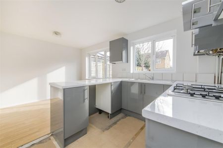 3 bed House - Semi-Detached To Let - Photo 2