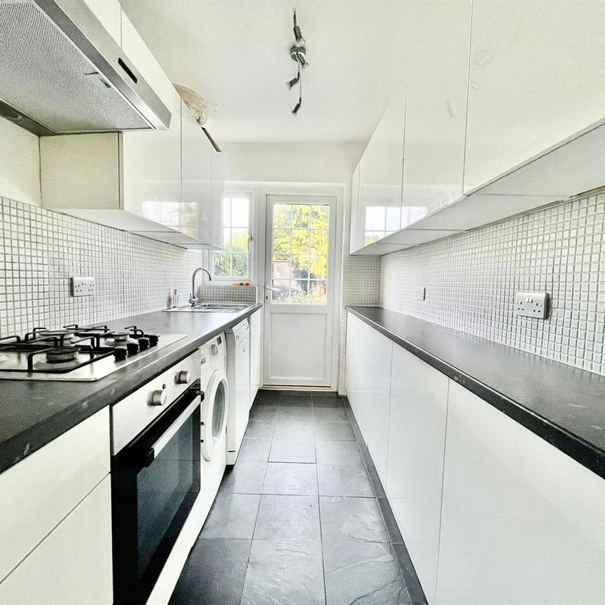 Broughton Avenue, Richmond, Surrey, TW10 - Photo 1