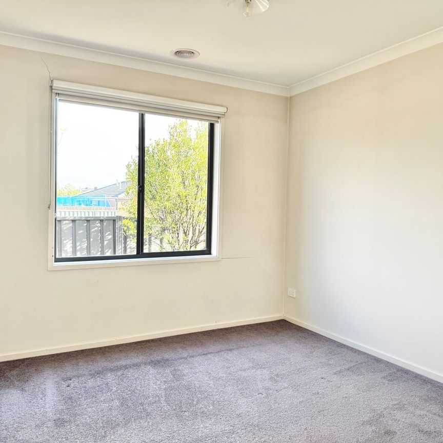 Modern Family Home in Manor Lakes! - Photo 1