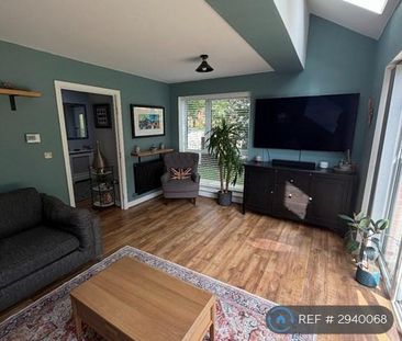 4 bedroom semi-detached house to rent - Photo 2