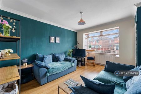 3 bedroom semi-detached house to rent - Photo 2