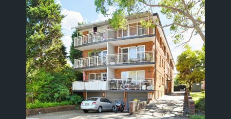 DEPOSIT PAID Spacious Top Floor Apartment with Abundant Natural Light - Photo 4