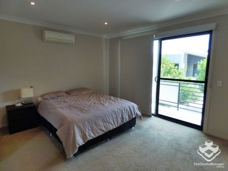 3 BEDROOM + 1 STUDY TOWNHOUSE IN THE HEART OF CARINDALE - Photo 2