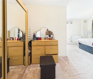 2 bedroom Flat in Fleming Place, Bracknell - Photo 4