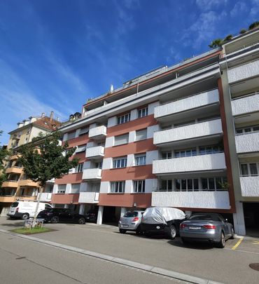 Frisch renovierte 2.5 Zimmerwohnung in Zürich mit grosser Terasse - Photo 1