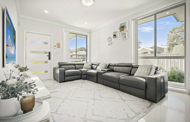 Stunning Single Storey - Available Now! - Photo 1