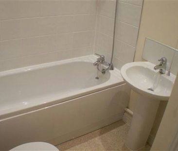 Terraced House to rent on - Photo 5