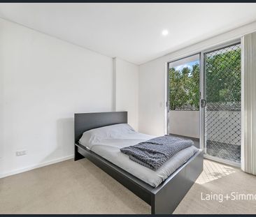 Spacious Ground Floor Apartment with Easy Access to Everything - Photo 4