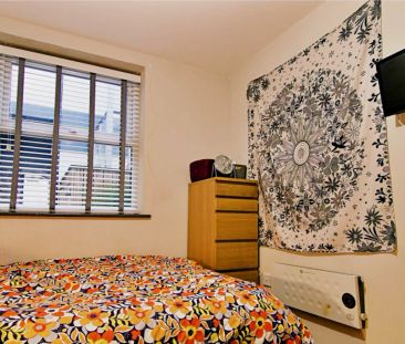 6 Bed 2 Bath - Photo 4