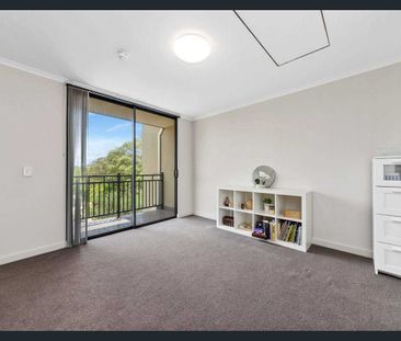 LIGHT AND BRIGHT MODERN APARTMENT! - Photo 2