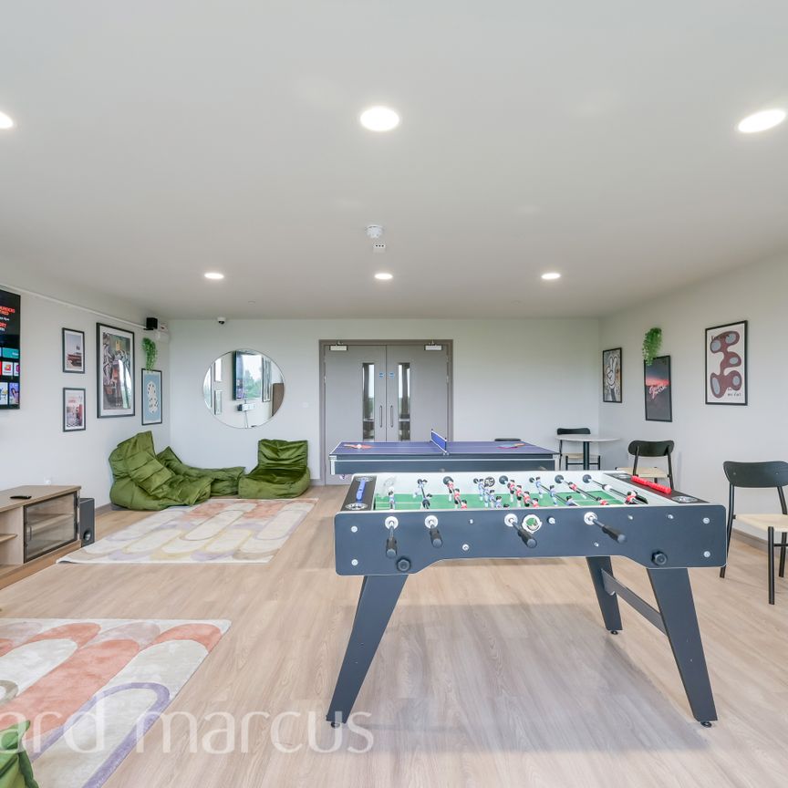 Victoria Road, Feltham - Photo 1