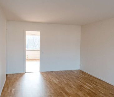 Välkommen till en nyrenoverad lägenhet på Sloalyckan. Köket är reno... - Photo 2