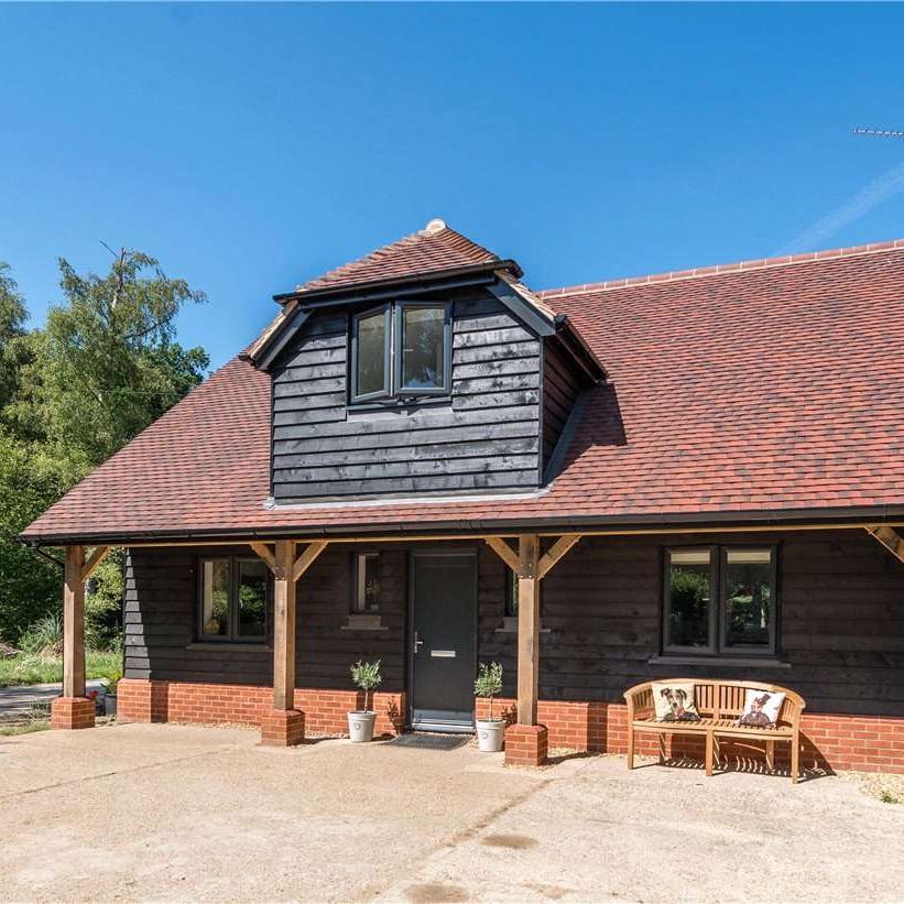 SHORT LET - A wonderful two bedroom property in the picturesque village of Dogmersfield - Photo 1