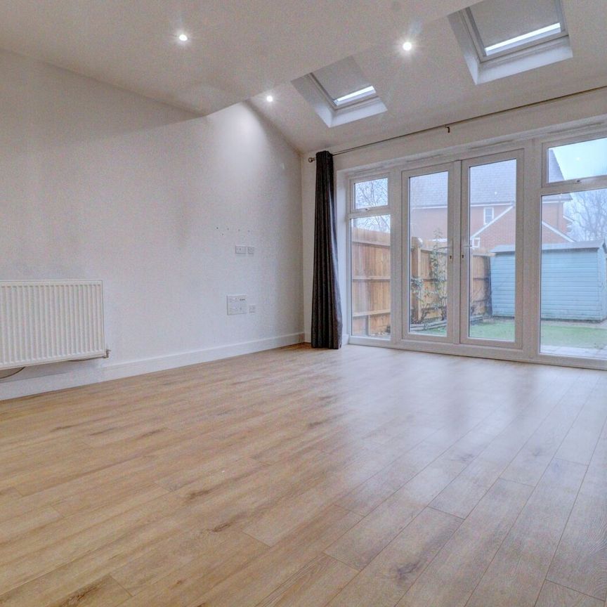 4 bedroom mid terraced house to rent - Photo 1